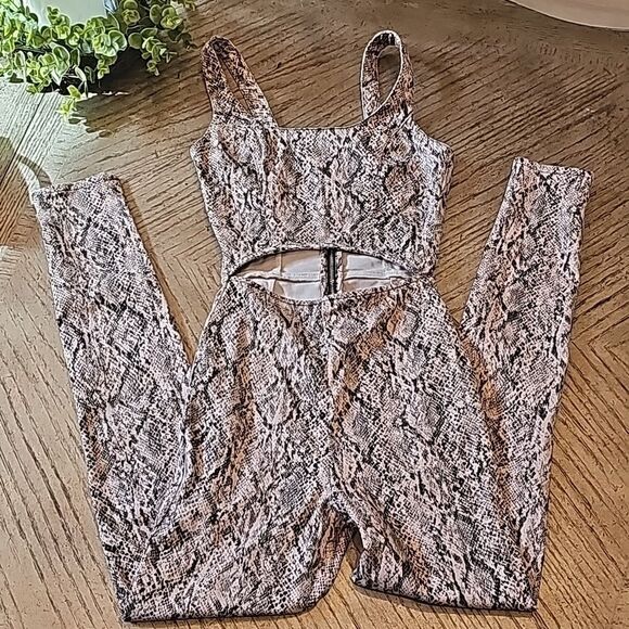 Snakeskin print jumpsuit with cutout size 2 Topshop - Picture 13 of 13